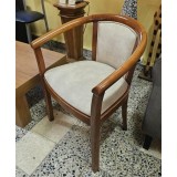 Cadeirão estofado — mel e bege · 60 cm