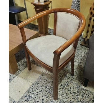 Cadeirão estofado — mel e bege · 60 cm