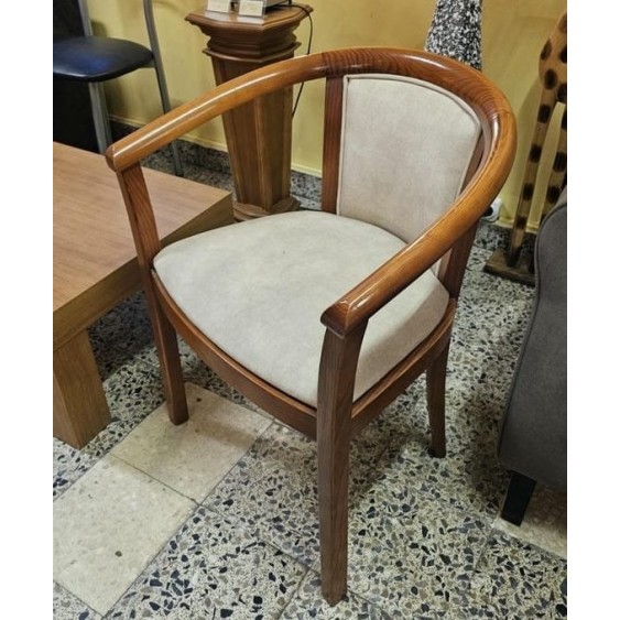 Cadeirão estofado — mel e bege · 60 cm