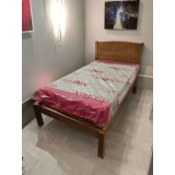 Cama de solteiro com colchão — madeira mel