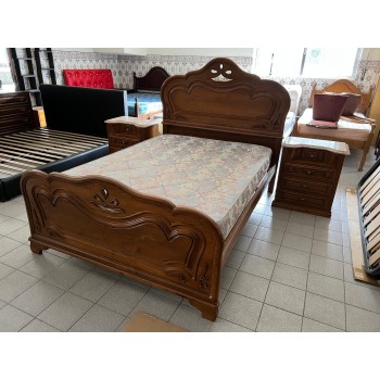 Quarto de casal clássico — castanho