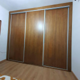roupeiro-embutido-entre-paredes-madeira-castanho-300x250cm