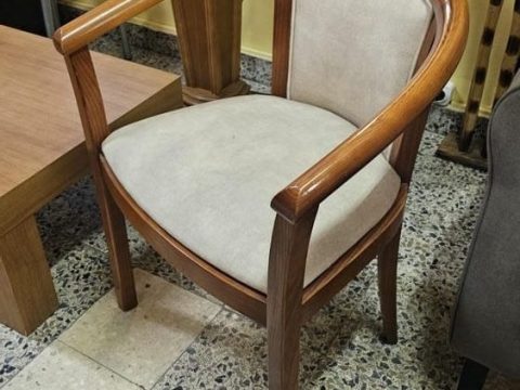 Cadeirão estofado — mel e bege · 60 cm