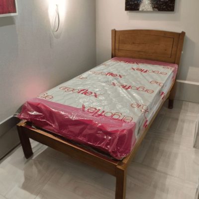 Cama de solteiro com colchão — madeira mel