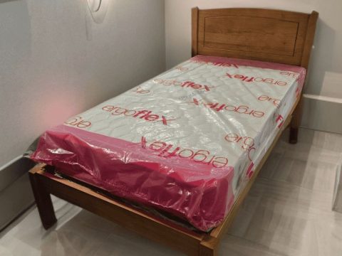 Cama de solteiro com colchão — madeira mel