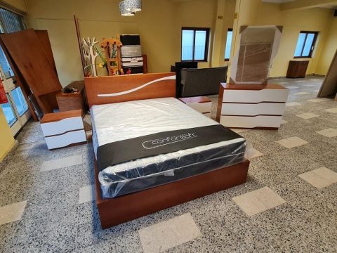 Cómoda, 2 mesinhas e espelho — cerejeira e branco