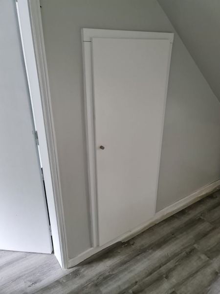 Armário de arrumação no vão da escada, fechado