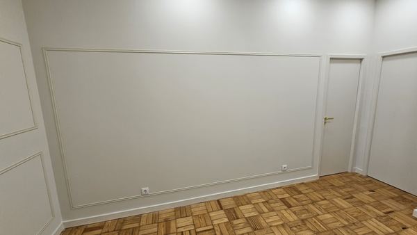 Boiserie branca numa sala