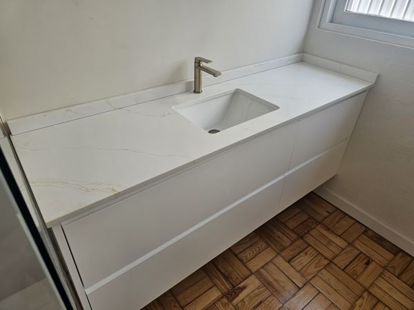 Móvel de lavatório suspenso lacado branco com bancada de pedra