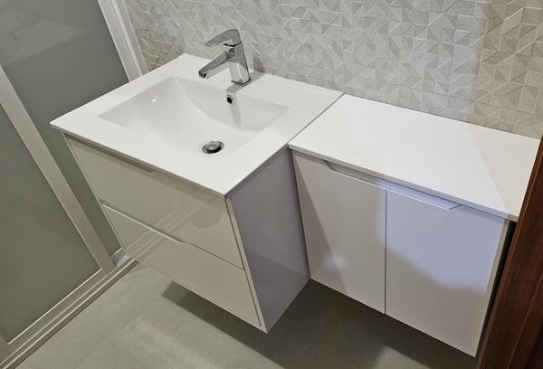 Móvel de lavatório branco com armário ao lado