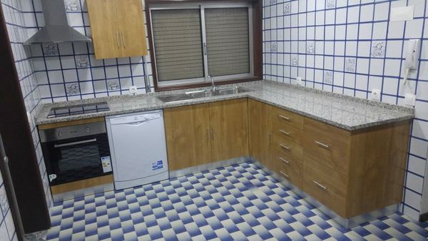 Cozinha em L em madeira com bancada de granito