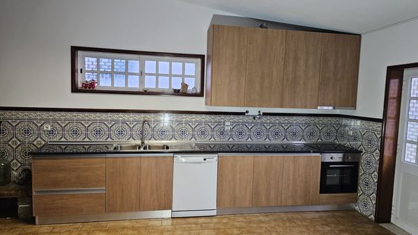 Cozinha em madeira clara com bancada escura