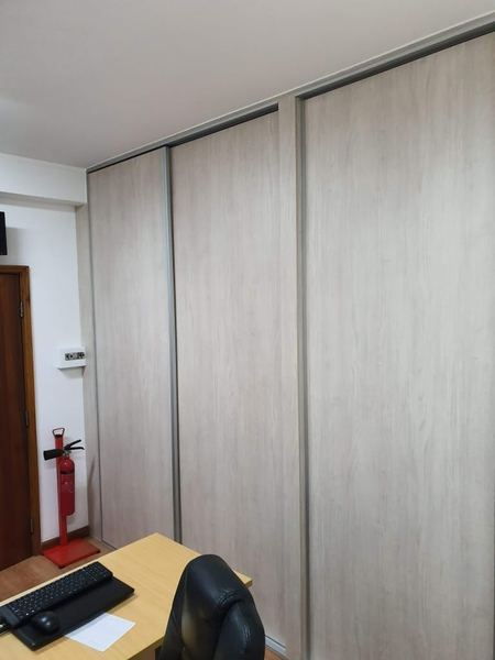 Armário de portas de correr num escritório, vista lateral