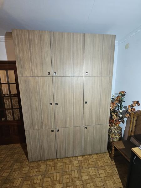 Armário alto de arquivo com portas