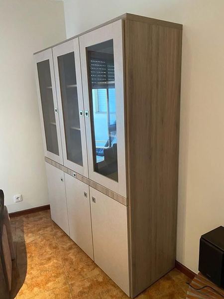 Armário com vitrine e portas