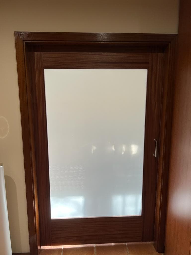 Porta interior com vidro fosco e aro em madeira