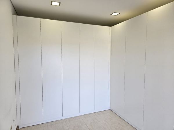 Roupeiro de canto lacado branco, do chão ao tecto