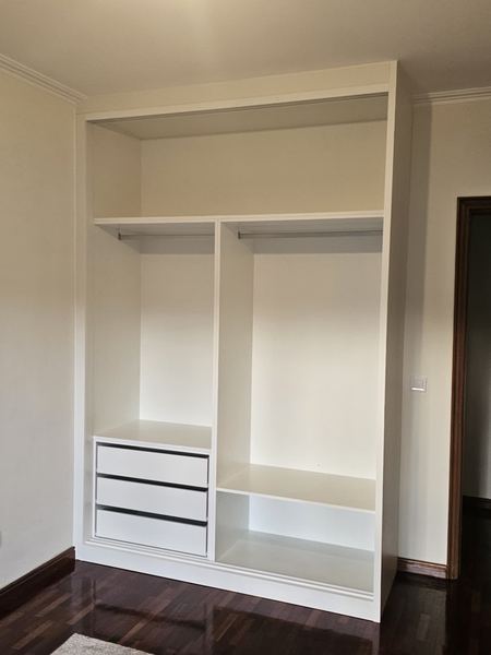 Roupeiro embutido branco, aberto, com gavetas e varões