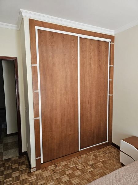 Roupeiro de correr em cerejeira com moldura